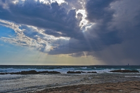 乌云密布海岸风光摄影图片